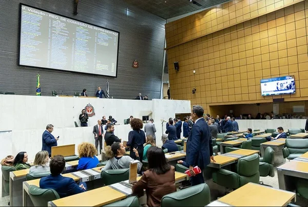Estratégia do PT adia votação de reajuste a policiais na Alesp