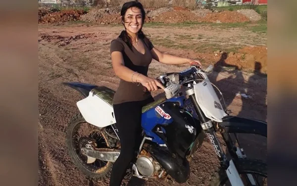 Imagem colorida de motociclista de circo Tassiane Dolenga - Metrópoles