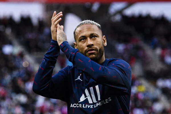 Segundo jornal, Neymar recebe bolada para ser simpático com torcedores