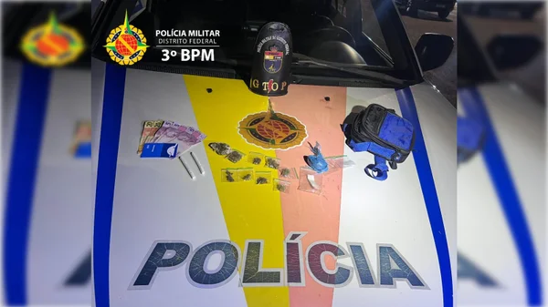 Capô de viatura com drogas - Metrópoles