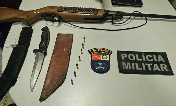 Fotografia colorida de armas apreendidas com pai que agrediu filho autista com bainha de facão