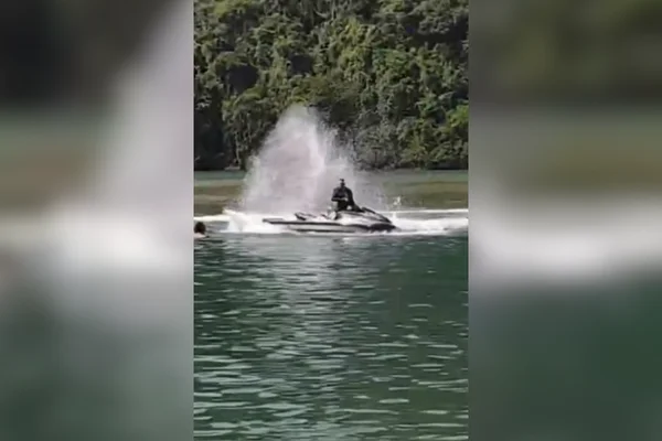 Imagem colorida de homem em jet-ski quase acertando companheira. Metrópoles