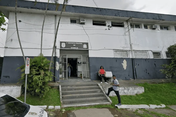 Imagem colorida da fachada da delegacia onde foi registrado o caso do homem vítima de sequestro no litoral de SP - Metrópoles