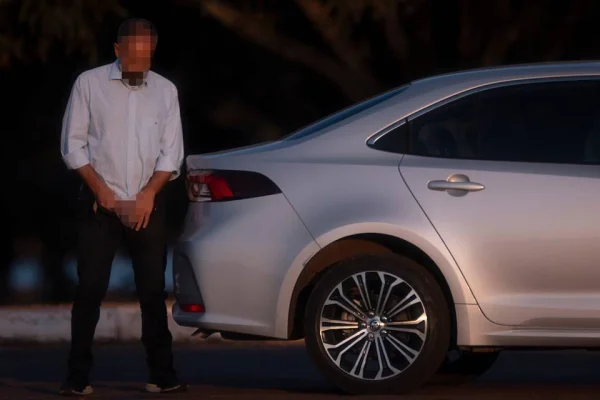 homem com o pênis para fora da calça