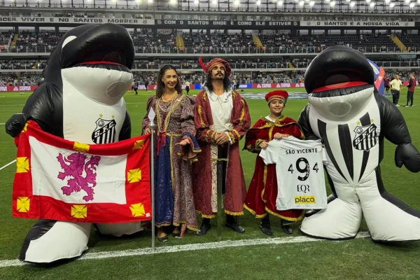 Foto colorida da homenagem do Santos a São Vicente - Metrópoles
