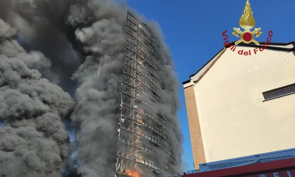 Incêndio destrói prédio de 20 andares em Milão. Veja vídeo