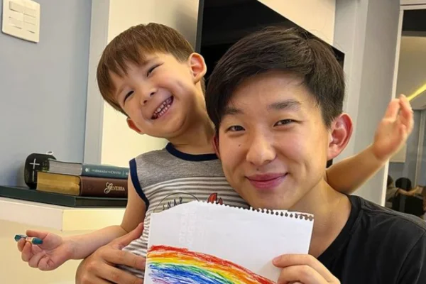 O ex-BBB Pyong Lee e o filho, Jake