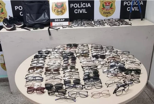 Imagem colorida de óculos roubados e recuperados em SP