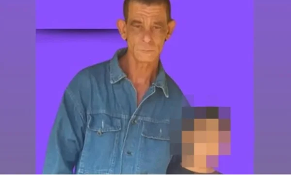 homem ao lado de criança