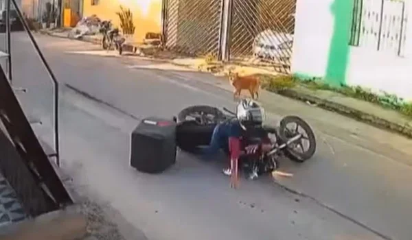 motociclista cai em buraco
