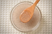 A nutricionista Andrezza Botelho aconselha deixar a chia na água para hidratar 