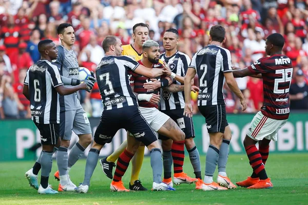 Botafogo e Flamengo são denunciados no STJD e podem perder mandos