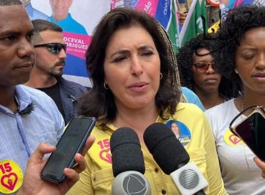 mulher falando com a imprensa
