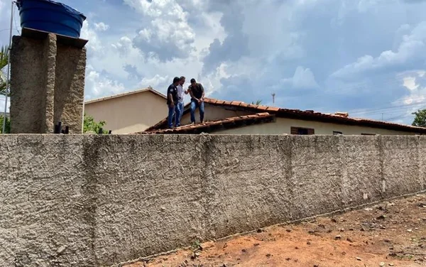 Jovem é preso em telhado, após namorada fugir e denunciar agressão