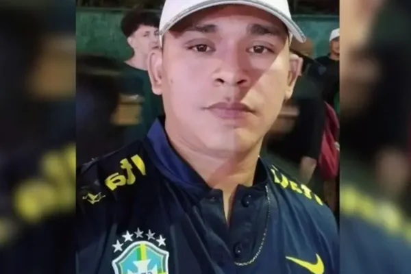 Imagem colorida de homem usando blusa de futebol