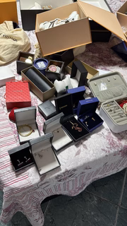 Acessórios e produtos de beleza apreendidos em operação do MPSP