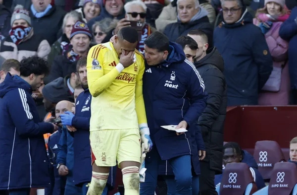 John, goleiro brasileiro do Nottingham Forest, sentiu uma lesão na Premier League