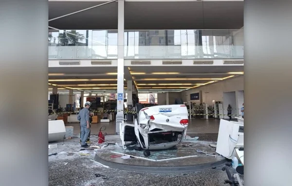 Carro caiu do terceiro andar de concessionária em São Paulo