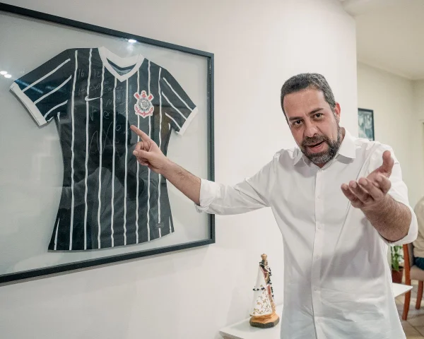 ********Boulos mostra camisa do Corinthians emoldurada em sua casa