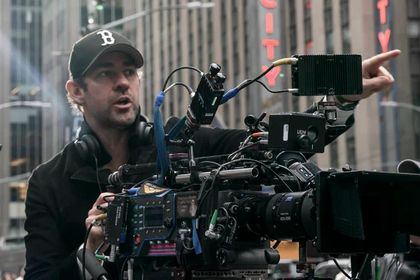 John Krasinski de boné preto e uma câmera filmando em Nova York - Metrópoles