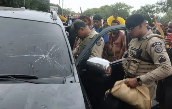 Imagem colorida de carro da empresária que atropelou indígenas na Bahia durante protesto contra o Marco Temporal - Metrópoles