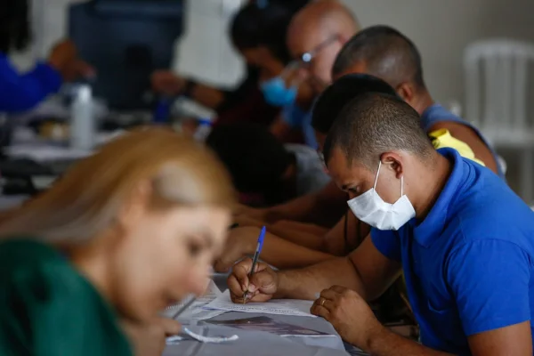 Atendimento em feira de emprego em Aparecida de Goiânia em março de 2022
