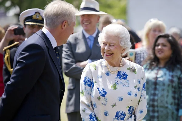 Foto colorida. Rainha Elizabeth sorridente