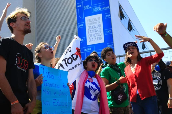 UNE tenta mobilizar estudantes contra Weintraub e Bolsonaro