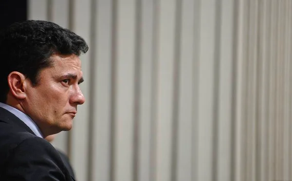 Moro mandar intimar Lula da sentença de 9 anos e seis meses de prisão