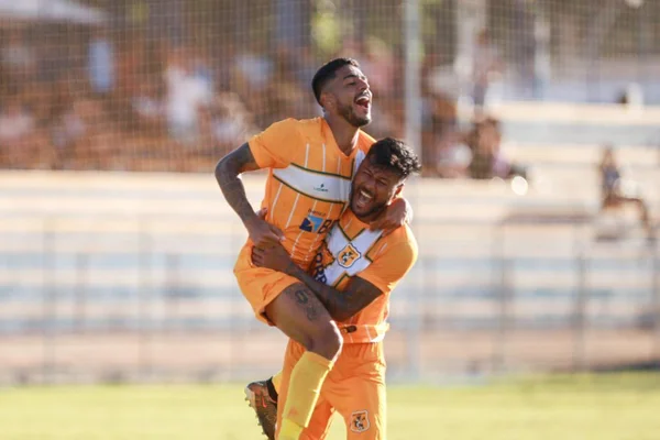 Jogadores do Brasiliense comemoram primeiro gol contra o Real Brasília - Metrópoles