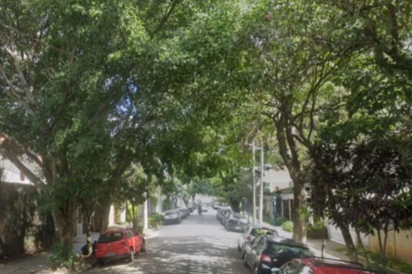 Foto colorida da rua Catequese, no Butantã, zona sul de São Paulo, onde delegado foi roubado por três bandidos durante a madrugada.