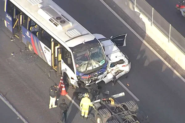 Acidente com ônibus, carro e motos deixa 5 feridos e 1 morto na Dutra