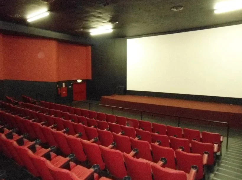 É permitido fazer sexo nas salas de cinema e o local tem dar room É permitido fazer sexo nas salas de cinema e o local tem dar room