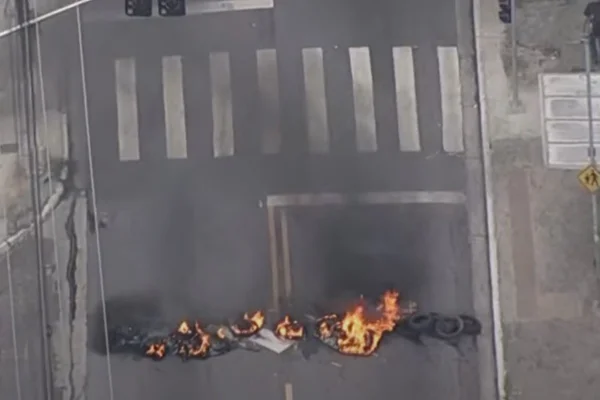 Moradores bloqueiam via da zona norte de São Paulo com fogo em protesto a danos deixados por enchentes. - Metrópoles
