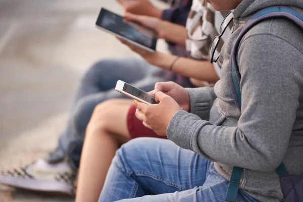 jovens celular, uso de IA