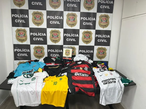 Imagem em cores de camisas de futebol de times brasileiros que foram falsificadas