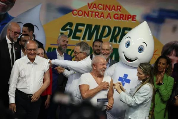 Presidente Lula recebe vacina contra a gripe durante evento em Anápolis (GO)