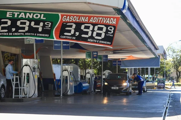 Preço do litro da gasolina volta a cair para menos de R$ 4 no DF
