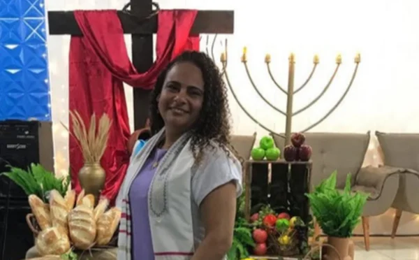 Imagem colorida de pastora atingida por tiro