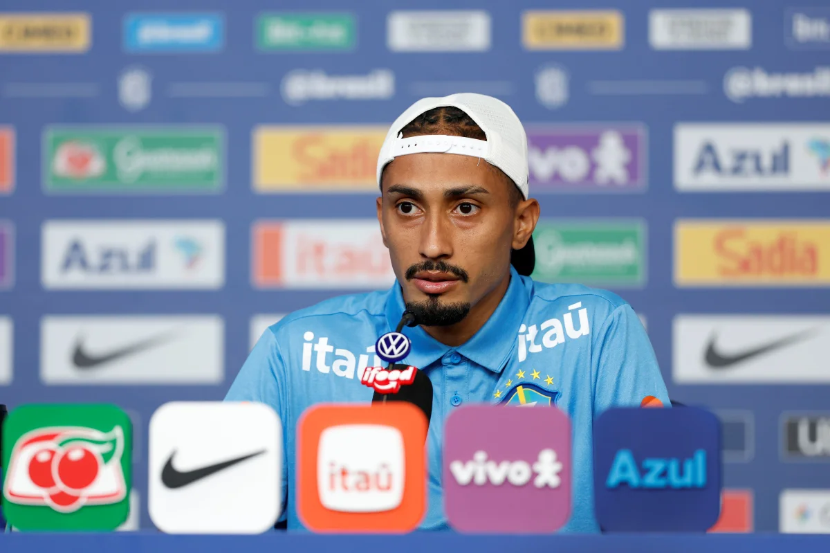 O atacante Raphinha, da Seleção Brasileira, durante entrevista coletiva. O atacante Raphinha, da Seleção Brasileira, durante entrevista coletiva.