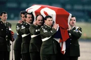 Caixão do major Lindsay em cerimônia de enterro 