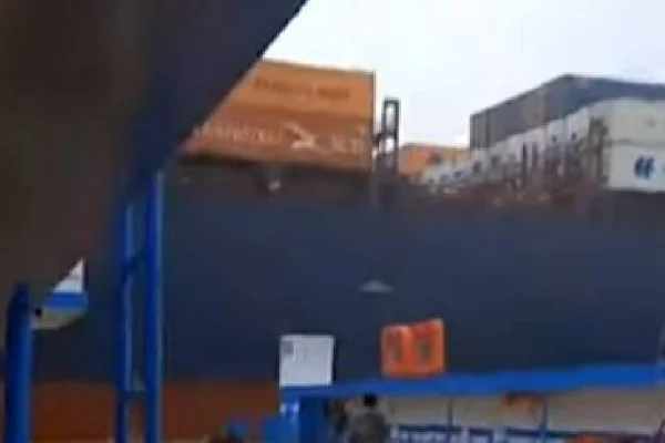 Navio batendo em balsa em Santos- Metrópoles
