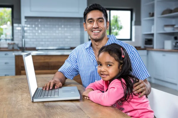 pai-usando-o-laptop-com-sua-filha
