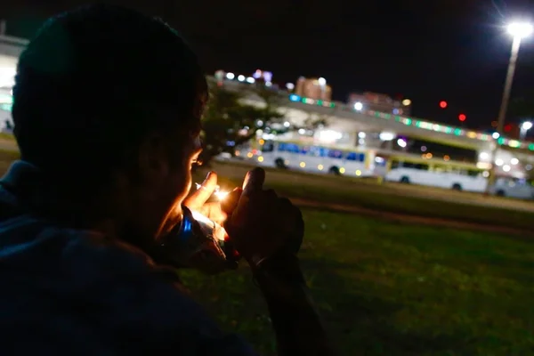 Usuários de crack vão a DP denunciar traficante que se passa por PM para roubar droga