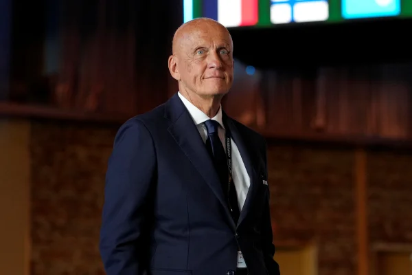 Chefe de arbitragem da Fifa diz não ser influenciado por ninguém
