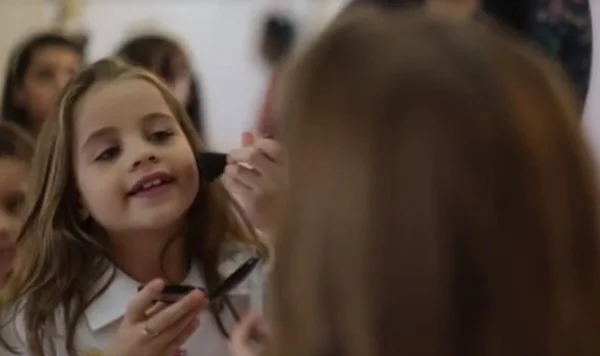 Escola de Princesas ensina meninas a serem belas, recatadas e do lar