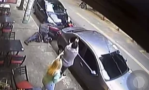 Assaltante é baleado por policial