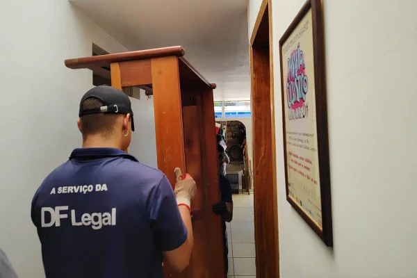 A Secretaria DF Legal desfez, nesta terça-feira (19/11), duas pousadas que operavam irregularmente nas quadras 706 e 707 da Asa Sul. A ação foi realizada em cumprimento a uma decisão da Vara do Meio Ambiente, que determinou o encerramento das atividades comerciais em desacordo com o Plano de Preservação do Conjunto Urbanístico de Brasília (PPCUB).