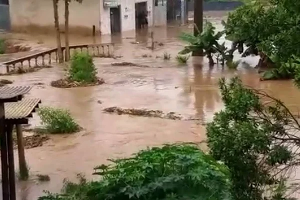 Açude se rompe no Vale do Jequitinhonha, em Minas Gerais