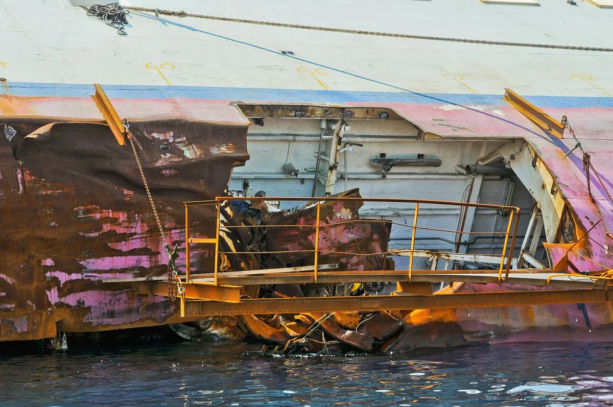 Detalhe dos danos sofridos pelo Costa Concordia após a colisão que se tornou alvo das investigações Detalhe dos danos sofridos pelo Costa Concordia após a colisão que se tornou alvo das investigações